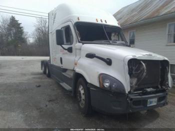  Salvage Freightliner Cascadia 125
