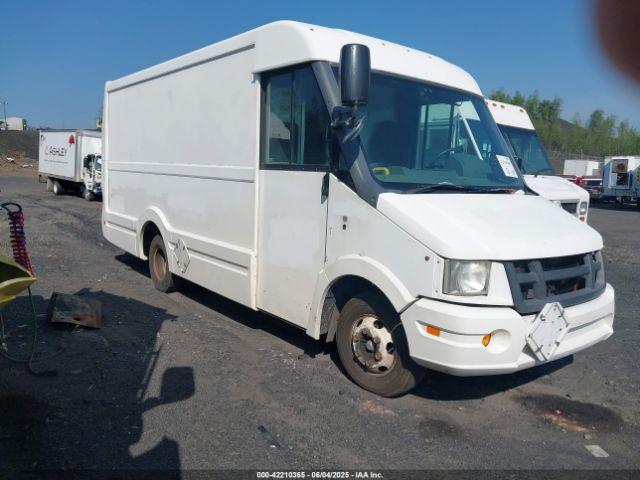  Salvage Isuzu Commercial Van