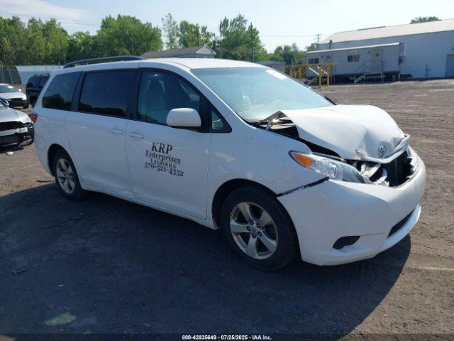  Salvage Toyota Sienna