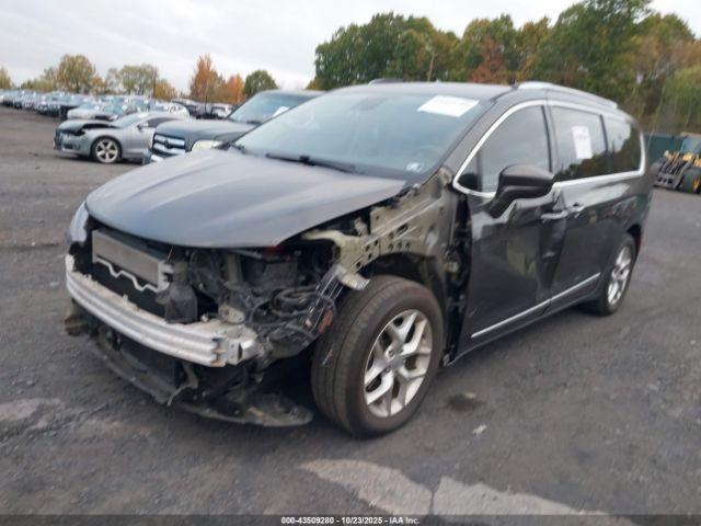 Chrysler Pacifica Touring L Plus Image 11