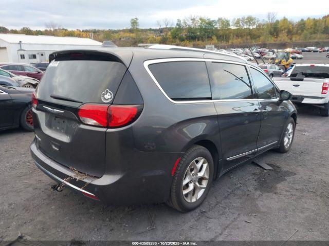 Chrysler Pacifica Touring L Plus Image 14