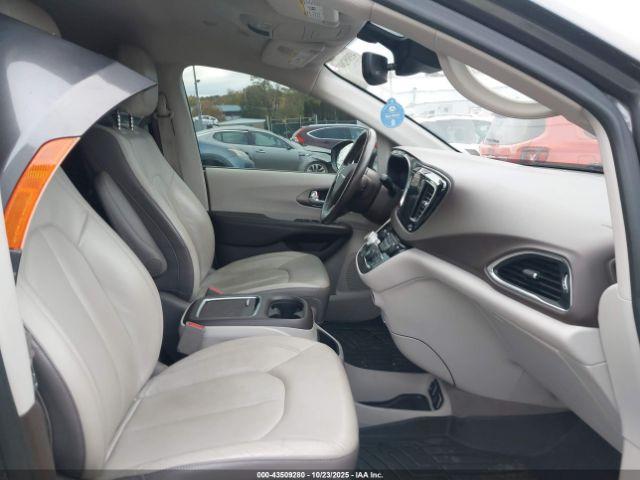 Chrysler Pacifica Touring L Plus Image 2