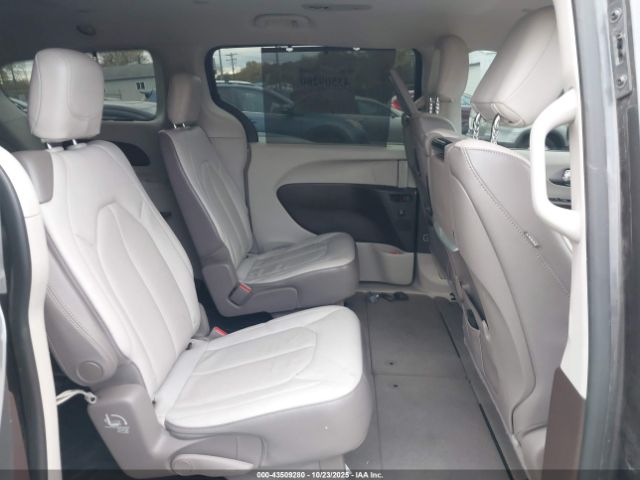 Chrysler Pacifica Touring L Plus Image 8