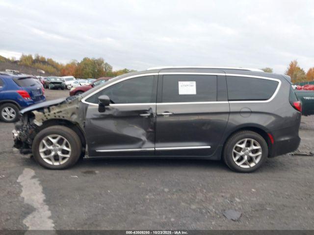 Chrysler Pacifica Touring L Plus Image 4