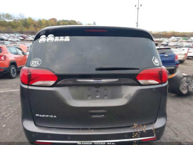 Chrysler Pacifica Touring L Plus Image 9