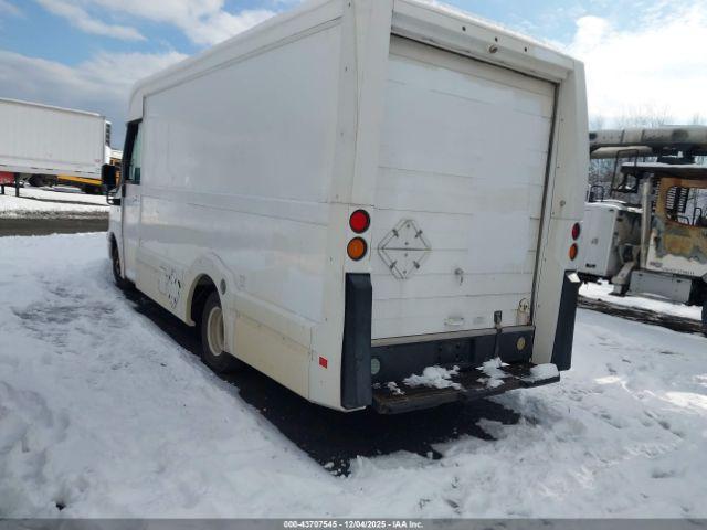 Isuzu Commercial Van Image 3