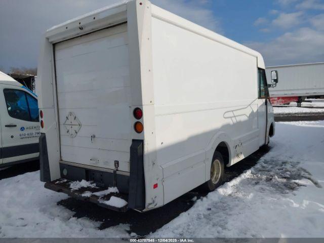 Isuzu Commercial Van Image 8