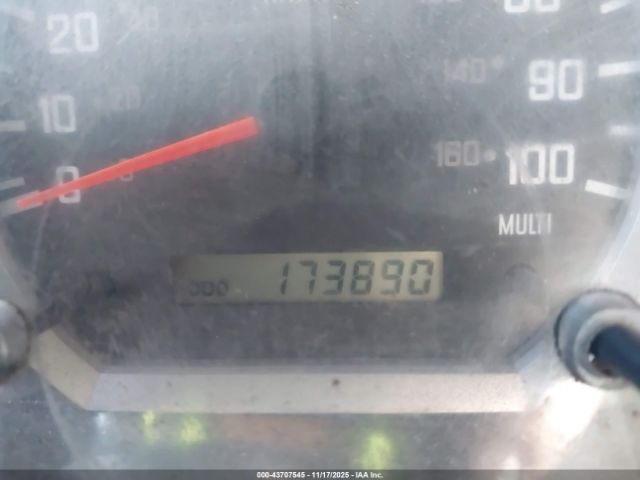 Isuzu Commercial Van Image 11