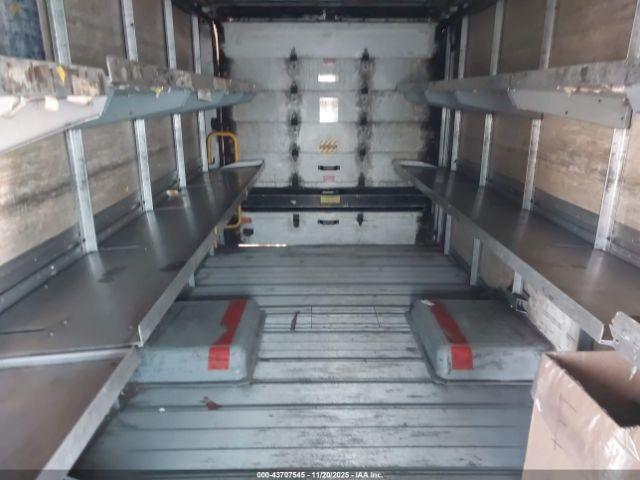 Isuzu Commercial Van Image 7