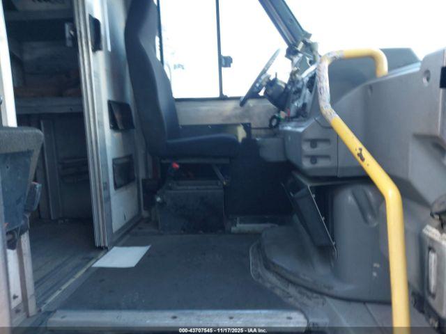 Isuzu Commercial Van Image 4