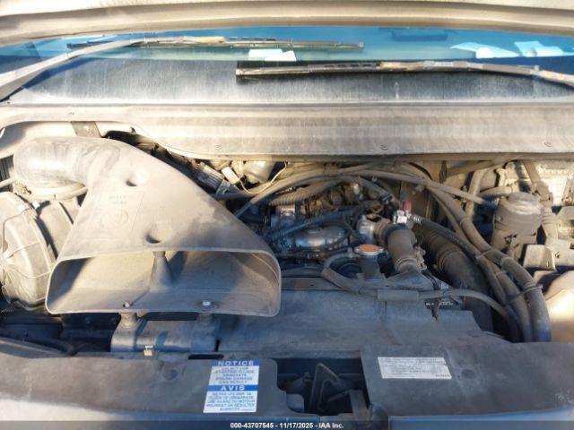 Isuzu Commercial Van Image 6