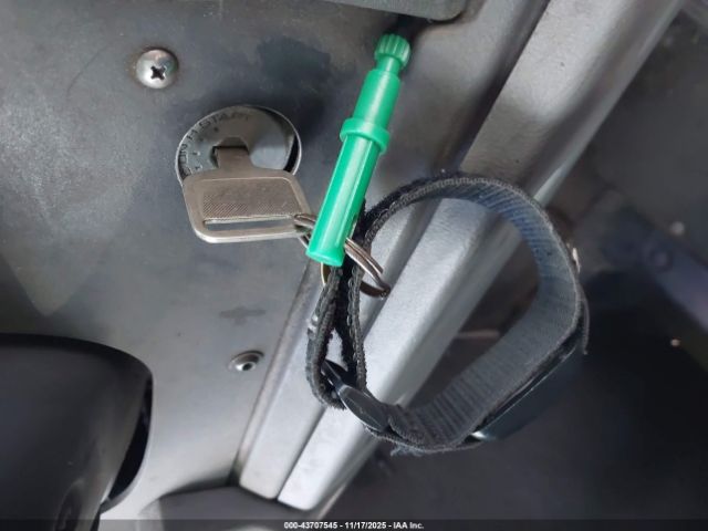 Isuzu Commercial Van Image 10