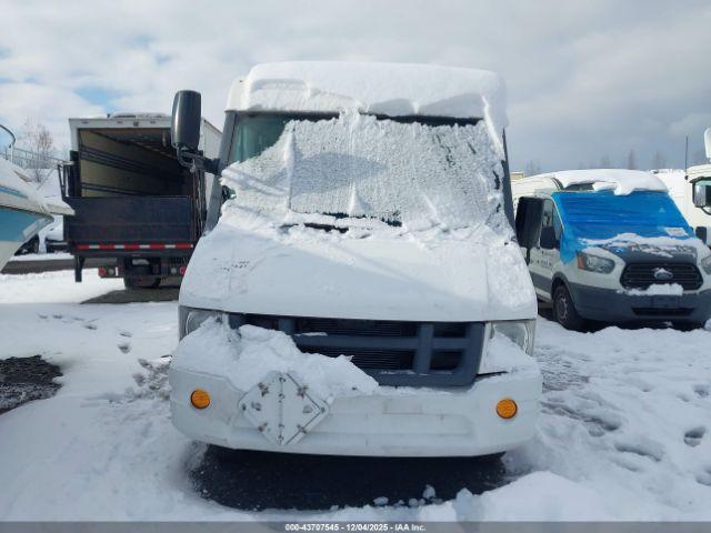 Isuzu Commercial Van Image 9