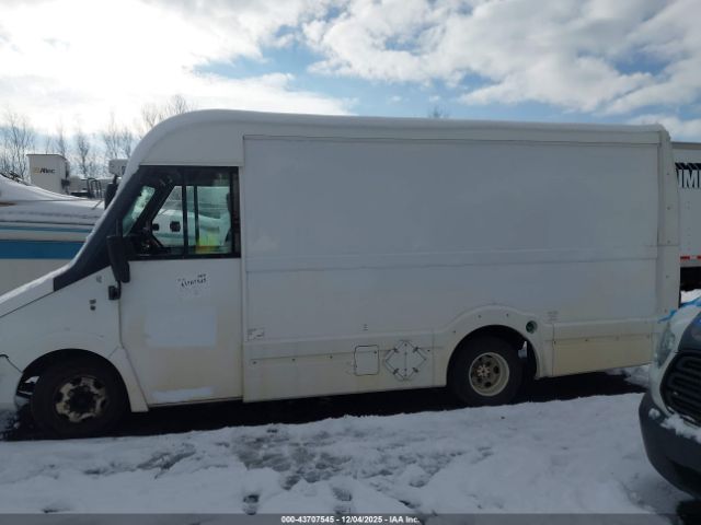 Isuzu Commercial Van Image 12