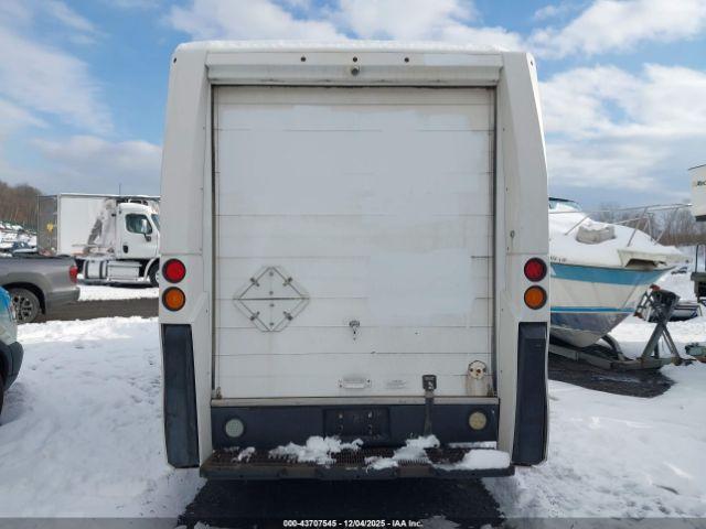 Isuzu Commercial Van Image 14