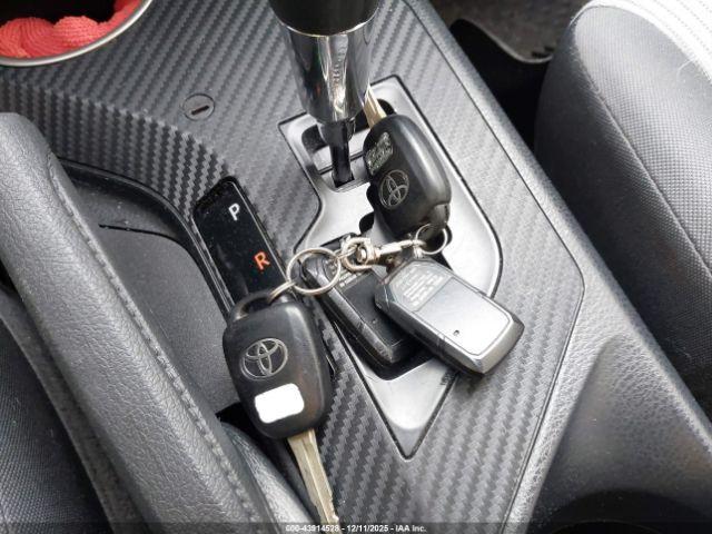 Toyota RAV4 Le Image 12