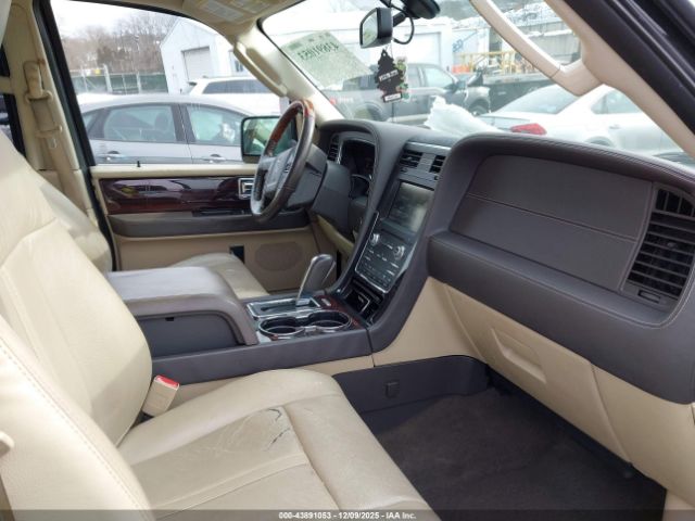 Lincoln Navigator Image 14