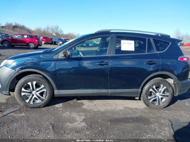 Toyota RAV4 Le Image 9