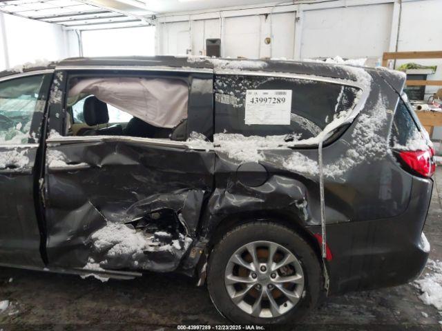 Chrysler Pacifica Touring L Awd Image 6