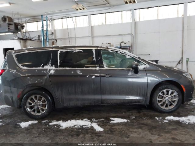Chrysler Pacifica Touring L Awd Image 13