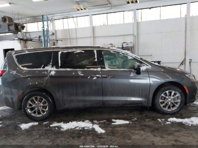 Chrysler Pacifica Touring L Awd Image 13