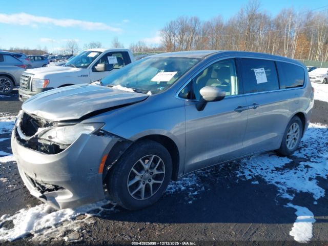 Chrysler Pacifica Touring Image 3