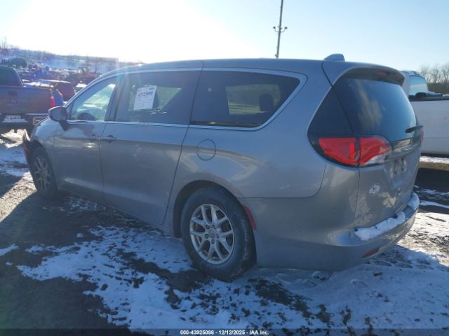 Chrysler Pacifica Touring Image 9