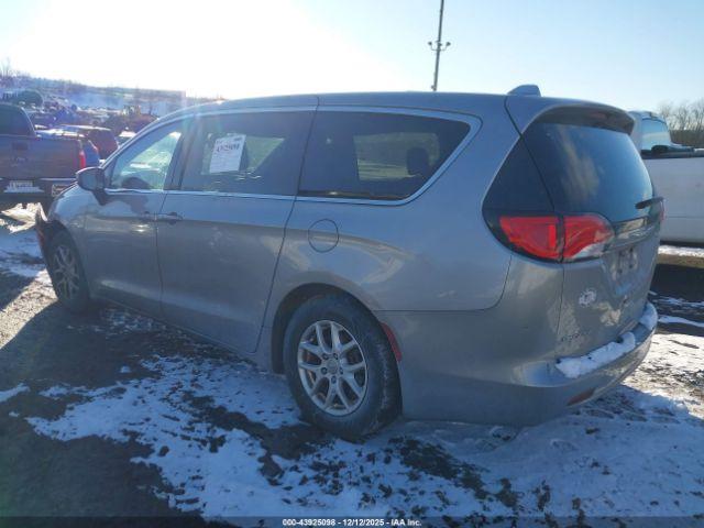 Chrysler Pacifica Touring Image 9