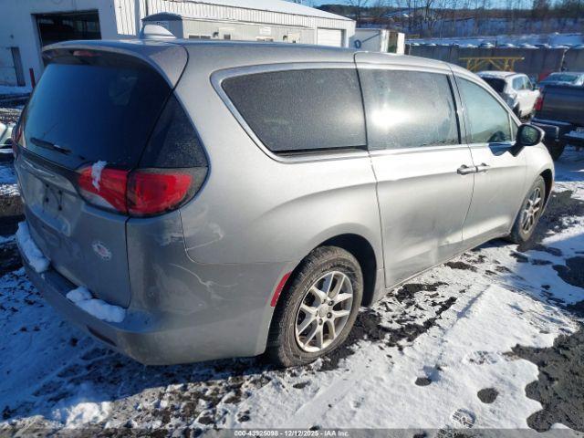 Chrysler Pacifica Touring Image 6