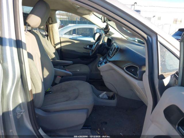 Chrysler Pacifica Touring Image 7