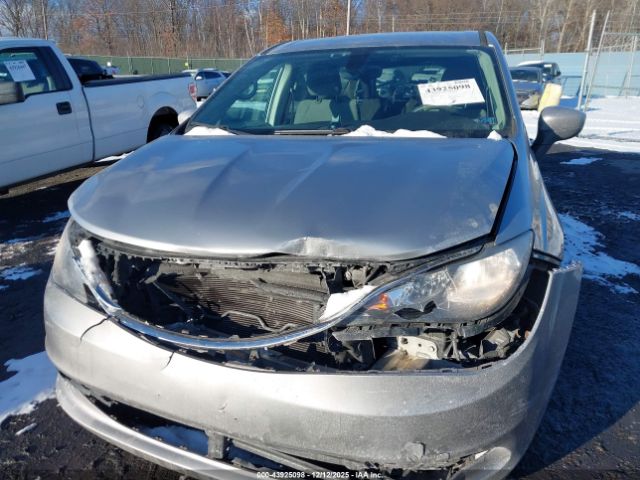 Chrysler Pacifica Touring Image 4