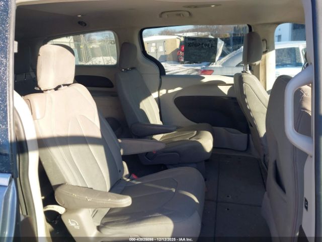 Chrysler Pacifica Touring Image 10