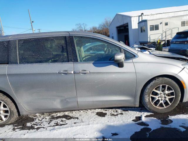 Chrysler Pacifica Touring Image 15