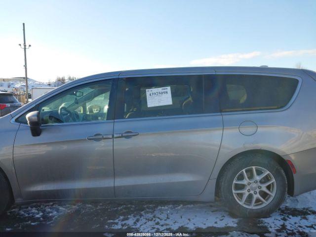 Chrysler Pacifica Touring Image 2